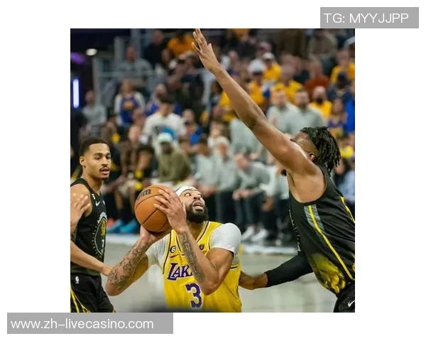 勇士与湖人激战正酣NBA季后赛精彩对决引发球迷热议